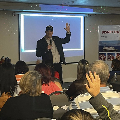 Palestra Luis Borges Tour Hub sobre produtos Disney